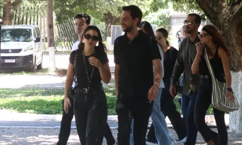 
					Mel Maia surge abalada em velório da mãe no Rio de Janeiro; FOTOS
				
				