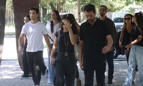 
					Mel Maia surge abalada em velório da mãe no Rio de Janeiro; FOTOS
				
				