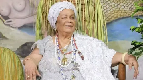 
					Corpo de Mãe Carmen é enterrado após cortejo religioso em Salvador
				
				