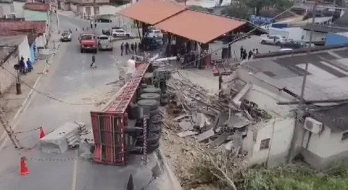 
					Motorista pula de carreta após perder controle da direção na Bahia
				
				