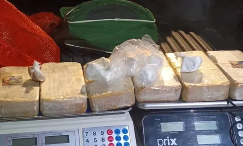 
				
					Mulher é presa com seis quilos de crack e outras drogas em Camaçari
				
				
