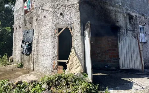 
					Mulher é socorrida em helicóptero após incêndio em casa na Bahia
				
				