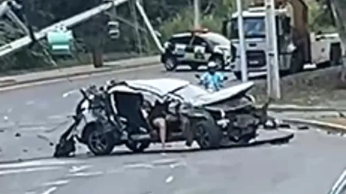 
					Mulher morre após carro atingir postes e motorista é preso em Salvador
				
				