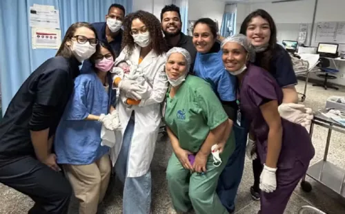 
				
					Mulher procura unidade de saúde e dá à luz a uma menina em Salvador
				
				