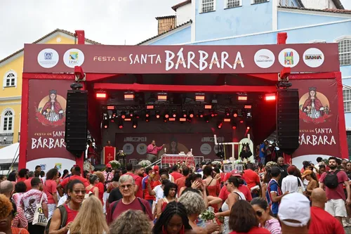 
					Multidão celebra Santa Bárbara com fé e devoção no Centro de Salvador
				
				