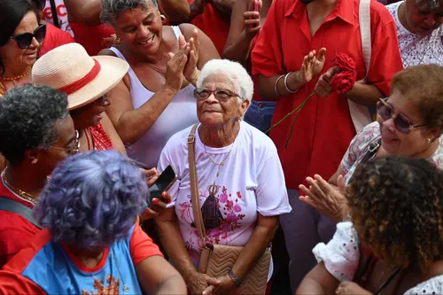 
					Multidão celebra Santa Bárbara com fé e devoção no Centro de Salvador
				
				