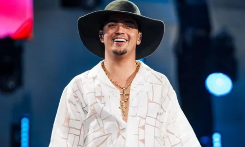 
					Natanzinho Lima tem palco invadido por fã e leva mordida em show; veja
				
				