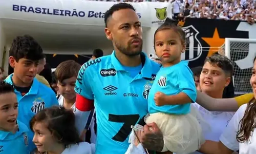 
				
					Neymar entra em campo com filha no último jogo pelo Santos
				
				