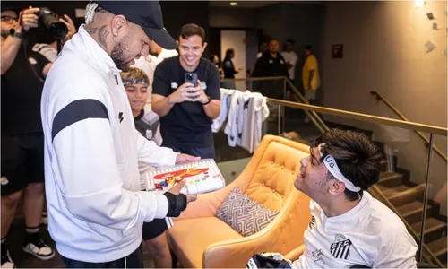 
					Neymar surpreende e presenteia fã com paralisia cerebral; vídeo
				
				