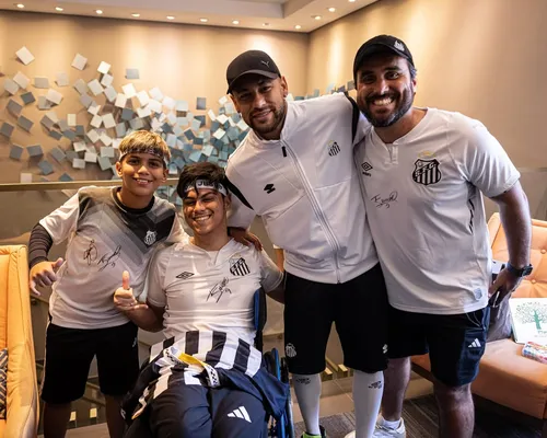 
					Neymar surpreende e presenteia fã com paralisia cerebral; vídeo
				
				