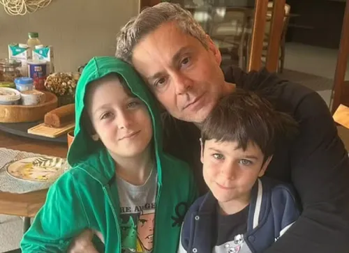 
					No ar em Vale Tudo, Alexandre Nero surge em fotos raras com herdeiros
				
				