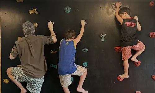 
					No ar em Vale Tudo, Alexandre Nero surge em fotos raras com herdeiros
				
				