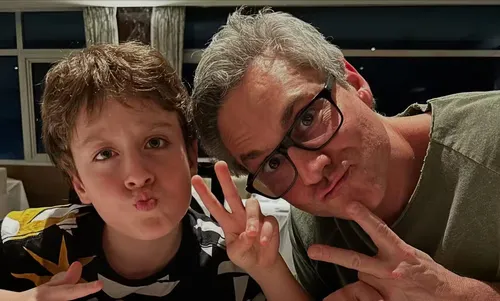 
					No ar em Vale Tudo, Alexandre Nero surge em fotos raras com herdeiros
				
				