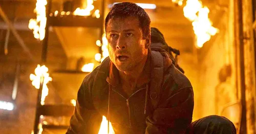 
					'O Sobrevivente': remake estrelado por Glen Powell chega aos cinemas
				
				