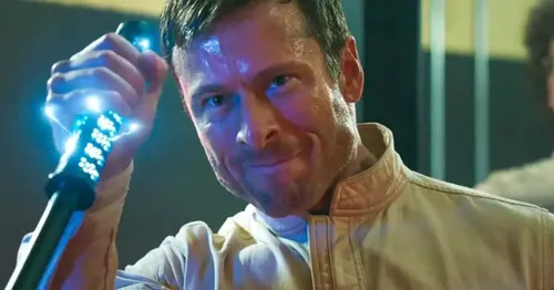 
					'O Sobrevivente': remake estrelado por Glen Powell chega aos cinemas
				
				