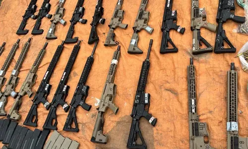 
					O que se sabe sobre arsenal de fuzis encontrado em sítio de Camaçari
				
				