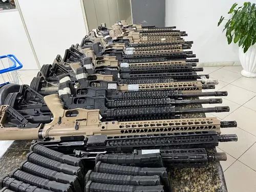 
					O que se sabe sobre arsenal de fuzis encontrado em sítio de Camaçari
				
				