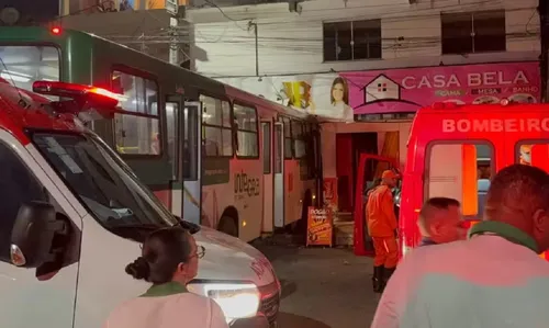 
					Ônibus bate em prédio e deixa 12 feridos em bairro de Salvador
				
				
