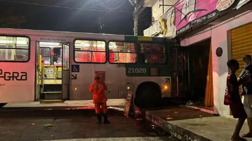 
					Ônibus bate em prédio e deixa 12 feridos em bairro de Salvador
				
				