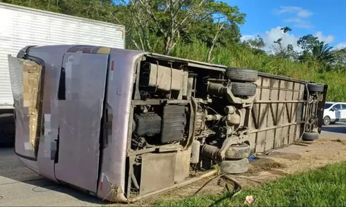 
					Ônibus que levava torcedores do Bahia para jogo tomba na BR-101
				
				