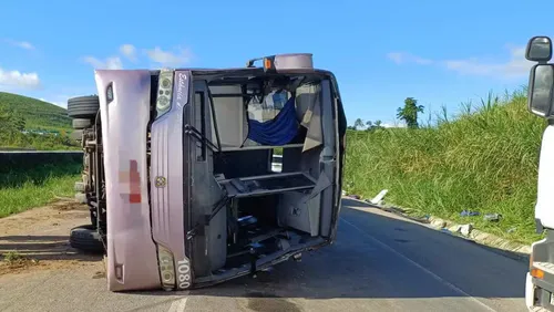 
					Ônibus que levava torcedores do Bahia para jogo tomba na BR-101
				
				