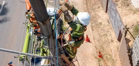  					Operação remove 14 ton de cabos irregulares de telefonia e internet  				  				