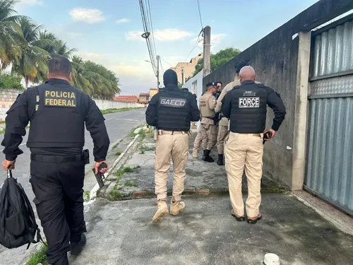 
				
					PMs envolvidos em lavagem e jogo do bicho são alvo de operação na BA
				
				