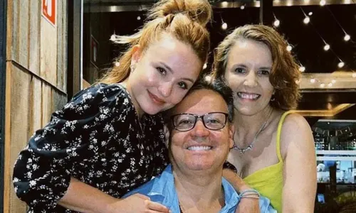 
				
					Pais de Larissa Manoela fazem 'promoção' de R$ 3,5 milhões em mansão
				
				