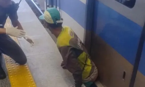
				
					Passageiro fica preso entre trem e plataforma no metrô de Salvador
				
				