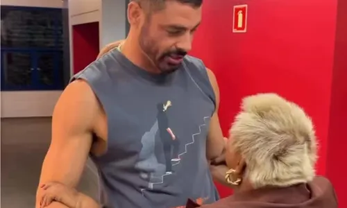 
					Patixa tieta Cauã Reymond e 'encarna' Odete Roitman em encontro; vídeo
				
				