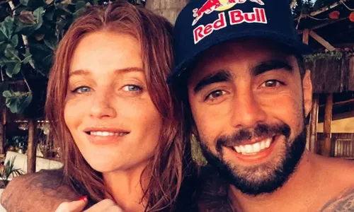 
					Pedro Scooby defende esposa após anúncio como musa no Salgueiro
				
				