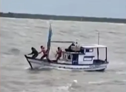 
					Pescadores são resgatados após cinco dias à deriva na Bahia
				
				