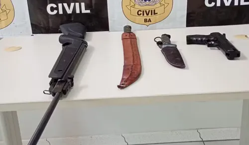 
					Polícia apreende armas com suspeito de importunação em Alagoinhas
				
				