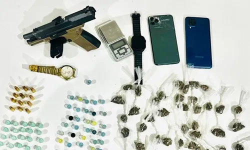 
				
					Polícia apreende armas e drogas com dupla em Lauro de Freitas
				
				