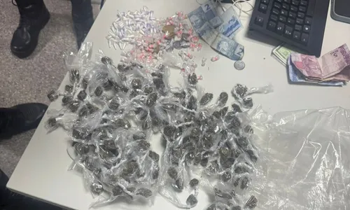 
					Polícia apreende mais de 350 porções de drogas com adolescentes
				
				