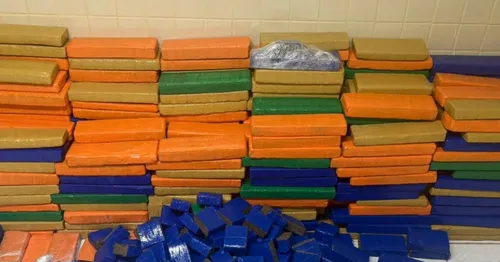 
					Polícia apreende uma tonelada de maconha em cidade da Bahia
				
				