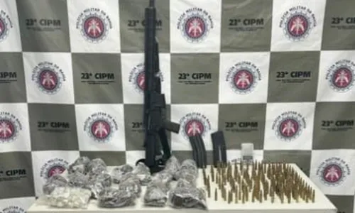 
				
					Polícia aprende fuzil, munições e drogas em Tancredo Neves
				
				