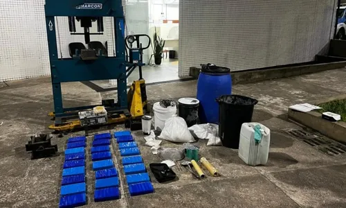 
				
					Polícia desarticula laboratório de drogas em bairro de Salvador
				
				