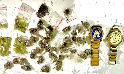 
				
					Polícia prende homens suspeitos de tráfico de drogas em Pojuca
				
				
