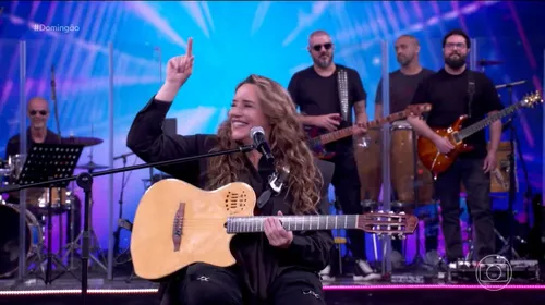 
					Dona Déa chora com Ana Carolina, que faz revelação de Paulo Gustavo
				
				