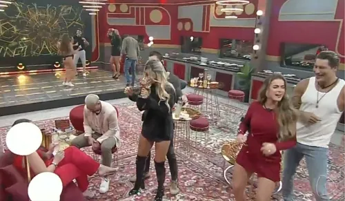 
				
					Power Couple 2025: Eike se altera na festa e Adriana defende marido
				
				