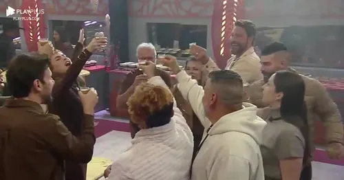 
				
					'Power Couple': Carol e Radamés celebram 'golpe' e Dhomini é detonado
				
				