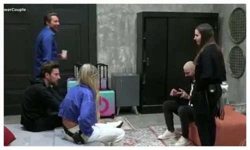 
					'Power Couple': Cris e Adriana detonadas e aliados tramando no quarto
				
				