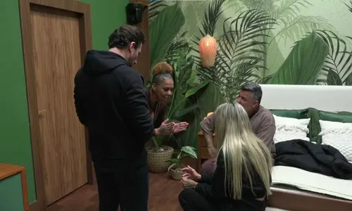 
				
					Power Couple: Eike debocha, Talira se desespera e Silvia faz previsão
				
				