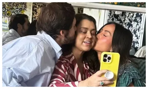 
				
					Preta Gil é 'mimada' por Sabrina Sato e Nicolas Prattes em visita
				
				