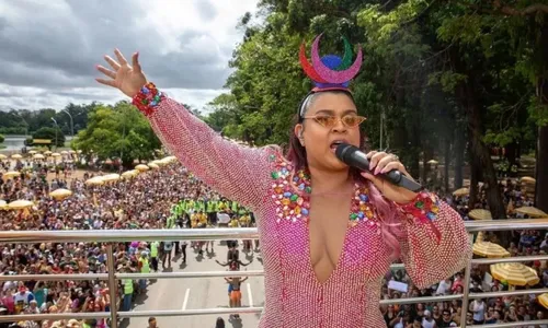 
					Ivete Sangalo chora ao homenagear Preta Gil em bloco no RJ; VÍDEO
				
				