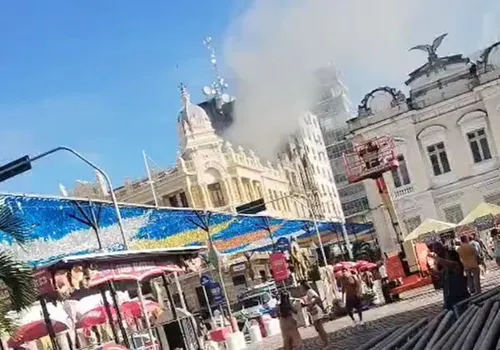 
				
					Princípio de incêndio atinge Palacete Tira Chapéu em Salvador
				
				