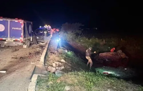 
					Quatro pessoas, incluindo bebê, morrem após batida de carros na Bahia
				
				