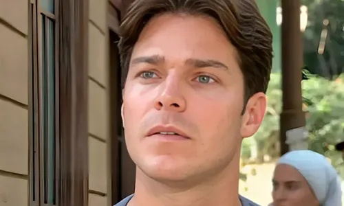 
					Quem é Erick Marmo, ex-galã da Globo que virou entregador de flores
				
				