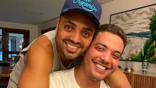 
					Wesley Safadão mostra chip no bumbum e é 'fiscalizado' por Tirullipa
				
				